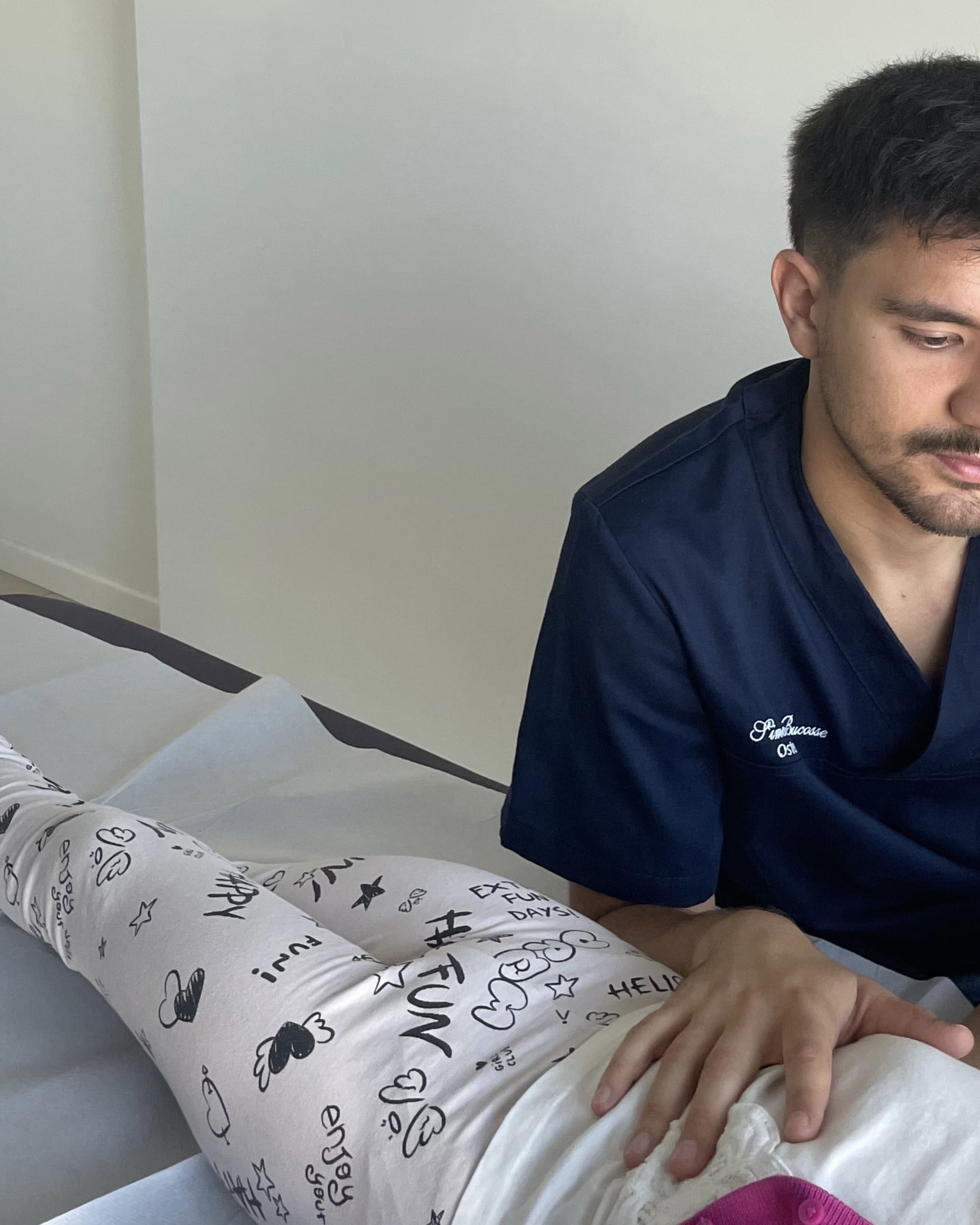 Simone Bucosse Osteopata durante un trattamento